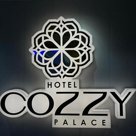 Hotel Cozzy Palace 수라트 외부 사진