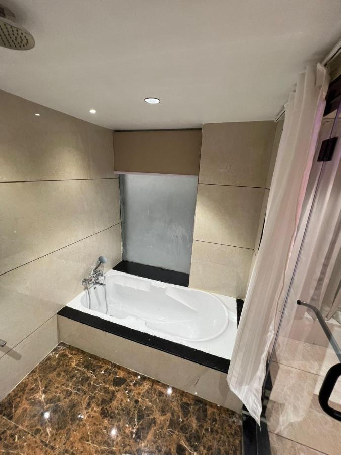 Hotel Cozzy Palace 수라트 외부 사진