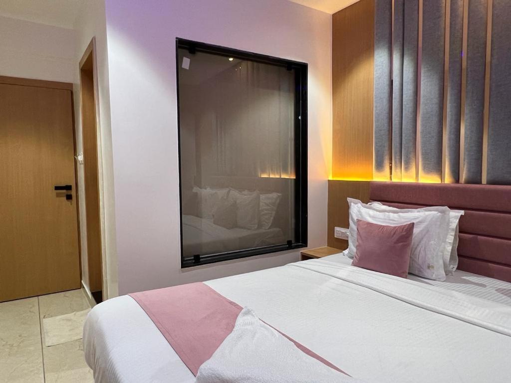 Hotel Cozzy Palace 수라트 외부 사진