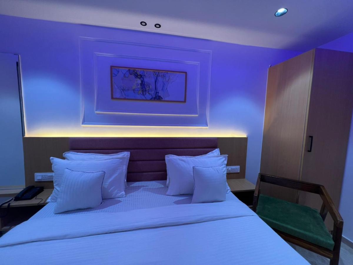 Hotel Cozzy Palace 수라트 외부 사진