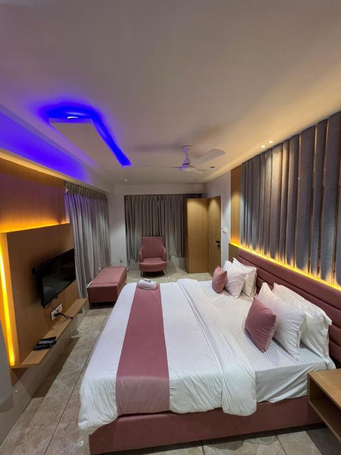 Hotel Cozzy Palace 수라트 외부 사진