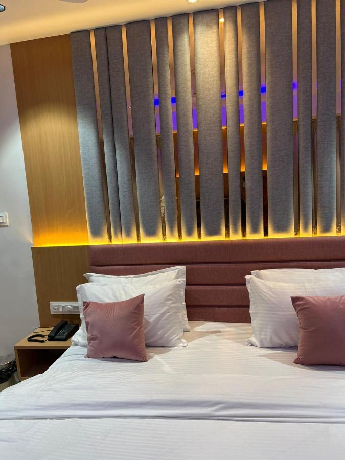 Hotel Cozzy Palace 수라트 외부 사진